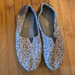 TOMS. Women’s shoes.